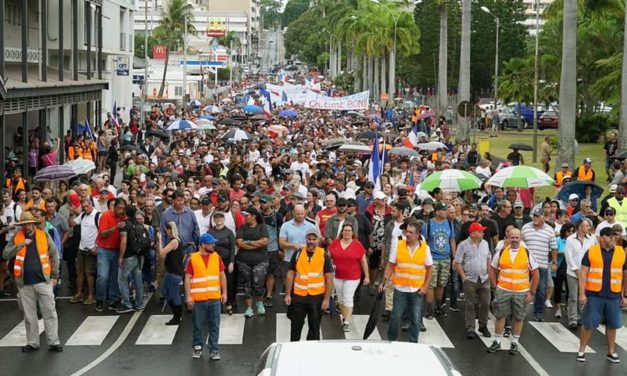 Large demonstration against blockades in Nouméa